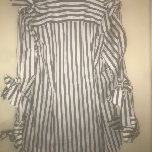 Banana Republic Ladies Button up Slit Sleeve Blouse. - Picture 2 of 3